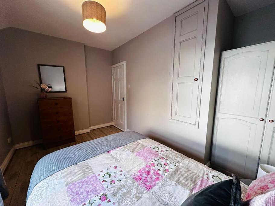 Gaeltacht Quarter Cosy Home Белфаст Екстериор снимка